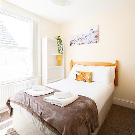 4 Bed Rooms 5 Double Beds Holidays House Near Train Station Плимът Екстериор снимка