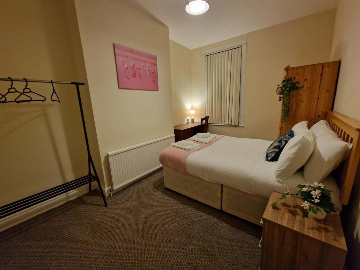 4 Bed Rooms 5 Double Beds Holidays House Near Train Station Плимът Екстериор снимка