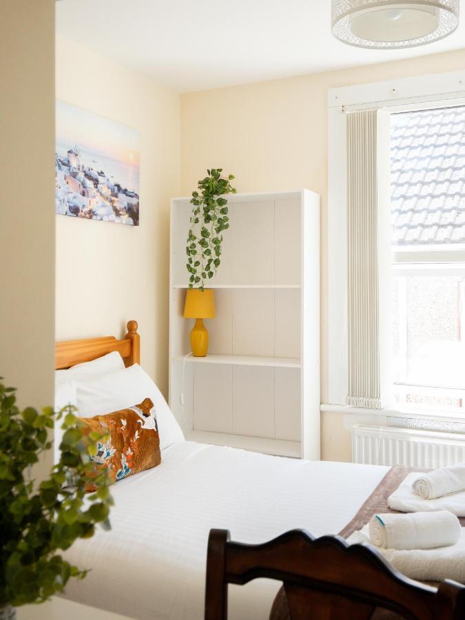 4 Bed Rooms 5 Double Beds Holidays House Near Train Station Плимът Екстериор снимка
